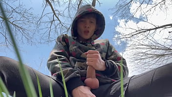 Doux garçon secouant sa grosse bite (23 cm) en plein air / Énorme éjaculation devant la caméra / Boy / Monster Dick