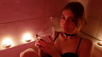 La Mignonne boit DU LAIT: Footjob et Pipe du bain | PussyKageLove
