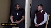 Joven católica cachonda necesita más que masturbarse y el sacerdote Deranger le ofrece su sagrada polla