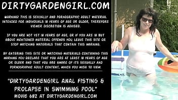 Dirtygardengirl anal fisting & prolapse in swimming pool