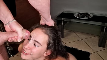 Sucer la bite de mon petit ami avant et après qu'il ait décoré mon visage avec sa charge de sperme | fermer