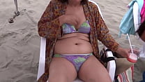 La mia moglie latina, bella madre di 58 anni, si gode la spiaggia, si mette in mostra, mostra la sua figa pelosa in bikini, si masturba, orgasmi intensi, sborrata sul suo corpo delizioso