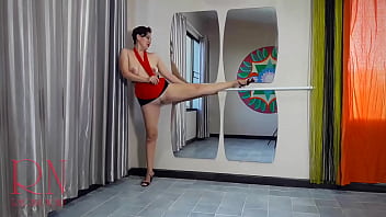 Você quer foder uma bailarina? Bailarina mostra a bucetinha na sala de balé. Levanta a perna bem alto. Bailarina boceta. Striptease pelo espelho. Salto alto.