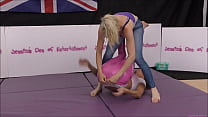 Lucha de sujetador y bragas (Lucha de striptease) w, ¡¡El perdedor se ata en un pañal (pañal) !! ~ Chloe Fame contra Tammy Pink | (Octubre de 2021)