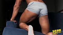 Muscular (JJ) zieht sich aus und masturbiert seinen großen Schwanz, bis er kommt - Sean Cody
