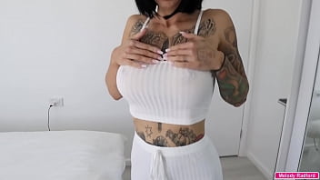 BIG TIT Piccola ragazza australiana con una vita minuscola coperta di tatuaggi che indossa pantaloni della tuta bianchi scopata duramente - Melody Radford