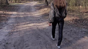 Sesso all'aperto: ragazza in pelliccia e leggings di pelle scopata nel bosco
