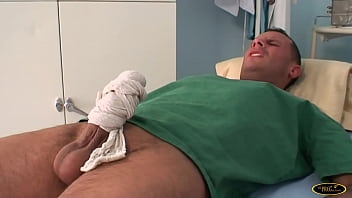 L'infirmière brune aux beaux seins naturels baise le patient avec la grosse bite