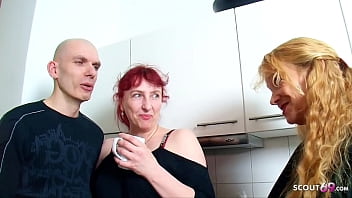 Une femme au foyer allemande mature donne à son mari son premier trio FFM dans la cuisine