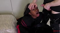 Hottie BDSM jeune fille gobe la bite de dom
