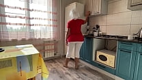Stiefmutter mit dickem Arsch lutscht Schwanz und hat Analsex mit Stiefsohn in der Küche