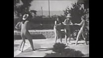 Garotas peituda brincalhonas não têm medo de brincar um pouco nuas perto da piscina em um dia quente