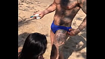 Mettre le bronzage sur le combattant MMA Allan Guerra Gomes Pluie d'argent sur la plage