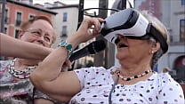 Pornovlog, réalité virtuelle VR, otaku montrant sa culotte sur la place Daniela / Hyperversos