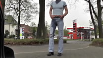 pisser en jean dans la rue