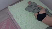 Cámara oculta espía a esposa madura en el dormitorio Milf regordeta con un gran culo en bragas se masturba el coño peludo Orgasmo matutino