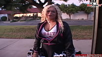 18-летнюю тинку-блондинку с натуральными сиськами снимают на улице