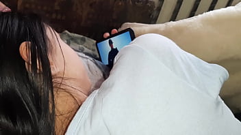 Die Muschi meiner Freundin masturbieren, während sie einen Film sieht - Lesbian Illusion Girls