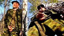 Um soldado russo com um pau grande em uma missão militar na floresta atira seu pau com esperma em inimigos