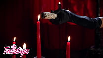 Splendida bruna (Alexis Tae) gocciola cera di candela sulla sua pelle liscia mentre si strofina il clitoride - Twistys