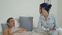 madrastra con cabello azul pilla masturbándose con su foto