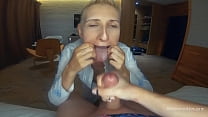 La vraie amatrice Emily suce une bite et avale du sperme au premier rendez-vous