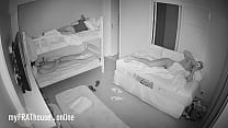 Skutečná špionážní kamera v ložnici chlapů v noci