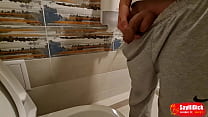Un mec le filme en train de faire pipi dans les toilettes