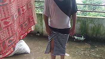 La vicina, che stava asciugando i panni, ha sedotto sua cognata e l'ha scopata in camera da letto! XXX nepalese Sesso
