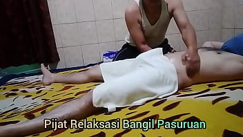 Hombre hetero se pone duro durante un masaje tailandés