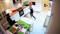 Garota dançarina recebe golpe e foda na cozinha