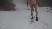 treinamento de cães na neve, bondage nu e jogos de bola de neve