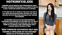 Сексуальная порнозвезда Hotkinkyjo занимается анальным фистингом и пролапсом на кухне