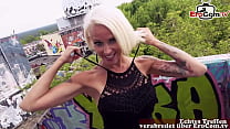 Стройную немецкую милфу-блондинку сняли онлайн для секса на улице