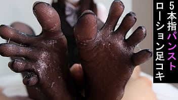 A senhora do escritório usou meias pretas de cinco dedos e loção para footjob. Casal amador japonês【souai】