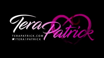Dunkelhaarige asiatische Diva Tera Patrick zeigt großen Arsch und erstaunliche Titten