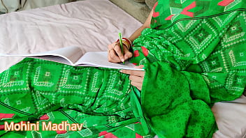ہندوستانی دیسی کالج ٹیچر موہنی کو اس کی طالبہ نے اس وقت سخت چود دیا جب اس کا شوہر گھر پر نہیں تھا 4k hd