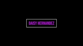 ¡La hermosa marimacho de 21 años Daisy Hernandez hace su primera relación sexual en cámara!