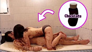 Sesso al cioccolato in bagno a San Valentino - il vero orgasmo di una giovane coppia giapponese