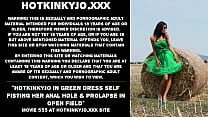 Hotkinkyjo im grünen Kleid fisting ihr Analloch selbst und prolapsiert auf freiem Feld