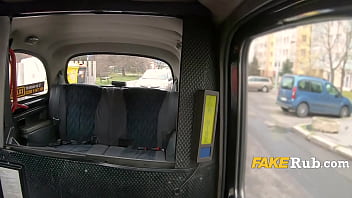 Prague Bitch paie avec des nus, mais le chauffeur de taxi la baise quand même