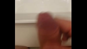 Pink Dick BR masturba rapidinho no banheiro