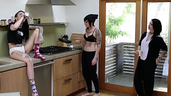 Татуированные лесбиянки-готы скользят языками в мягкую киску
