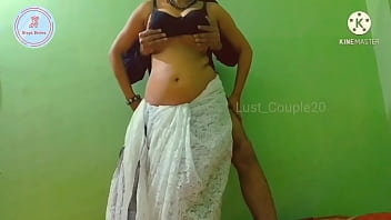Грудастая индийская жена соблазняет в белом сари. Отчаянно скачет, чтобы удовлетворить своего партнера! ~ Дивья Божественная