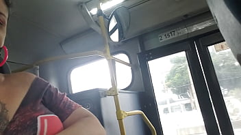 Schönes Saugen im Bus