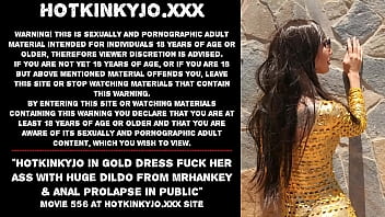 Hotkinkyjo en robe dorée baise son cul avec un énorme gode de mrhankey et un prolapsus anal en public