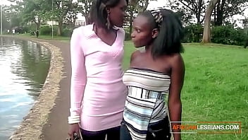 A las lesbianas africanas aficionadas les encanta la diversión con agua caliente y húmeda