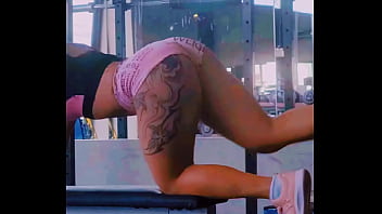 Trainiert großen brasilianischen Arsch geiler Dildo im Fitnessstudio großer Schwanz - Sexdoll 520
