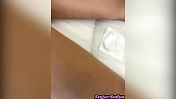 SugarNadya depila la figa bagnata della sua sexy cliente. Avvicinamento