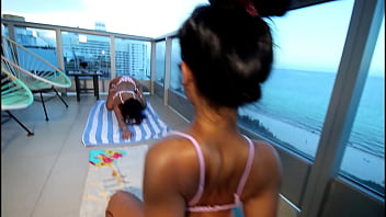 Totico | South Beach Miami 18anni filippina nano succhia un grosso cazzo nero e ingoia il dado (parte 1) con Violet Rae